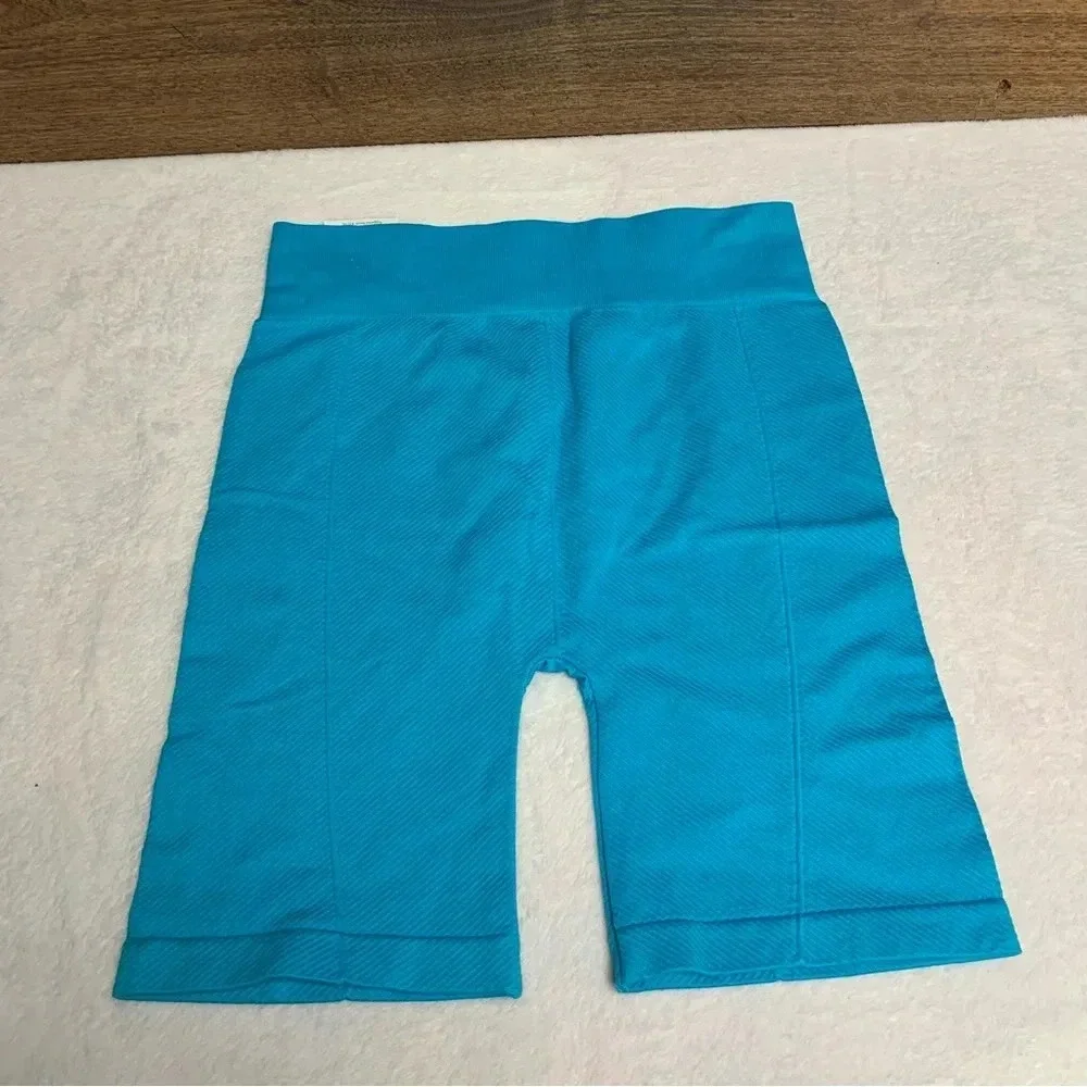 LA LA active biker shorts teal color size XL NWT has texture to them